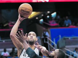 El veterano y líder de los Spurs de San Antonio, Tim Duncan, anotó ayer en Orlando 17 de sus 19 puntos en la primera mitad. AP /