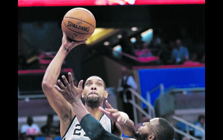 El veterano y líder de los Spurs de San Antonio, Tim Duncan, anotó ayer en Orlando 17 de sus 19 puntos en la primera mitad. AP /