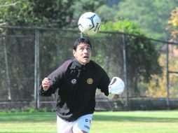 Alfonso Sosa no deja pasar la oportunidad durante las prácticas para tocar el balón y jugar con él.  /