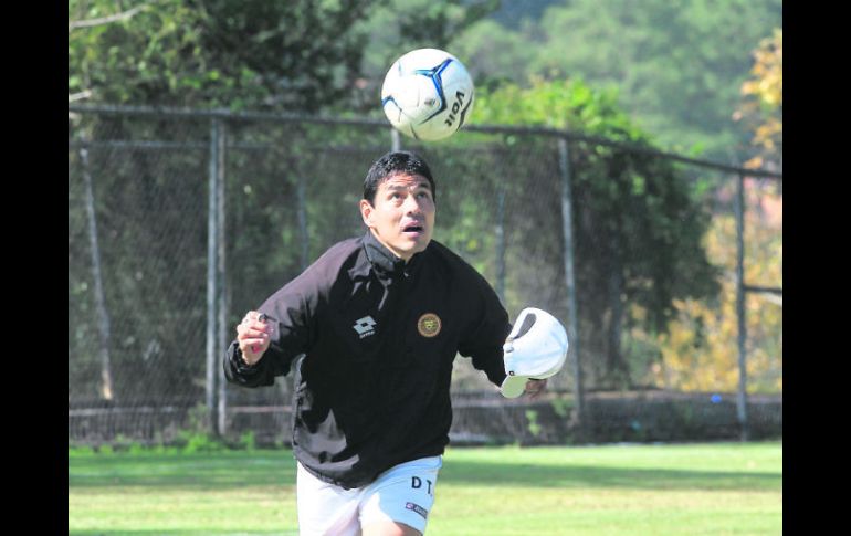 Alfonso Sosa no deja pasar la oportunidad durante las prácticas para tocar el balón y jugar con él.  /