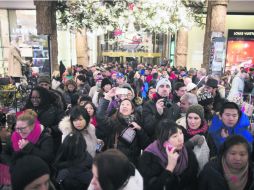 Los consumidores se agolparon en las tiendas de Nueva York para participar en el tradicional ''viernes negro''. AP /