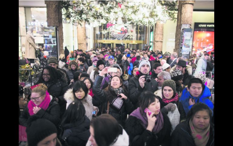 Los consumidores se agolparon en las tiendas de Nueva York para participar en el tradicional ''viernes negro''. AP /