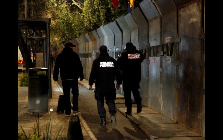 El cerco para resguardar a la Cámara Alta comenzó a colocarse a las 22:30 horas de ayer viernes. SUN /