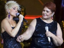 Las cantantes mexicanas Lupita D'Alessio y Yuri durante su gira ''Tour siempre amigas''. ESPECIAL /