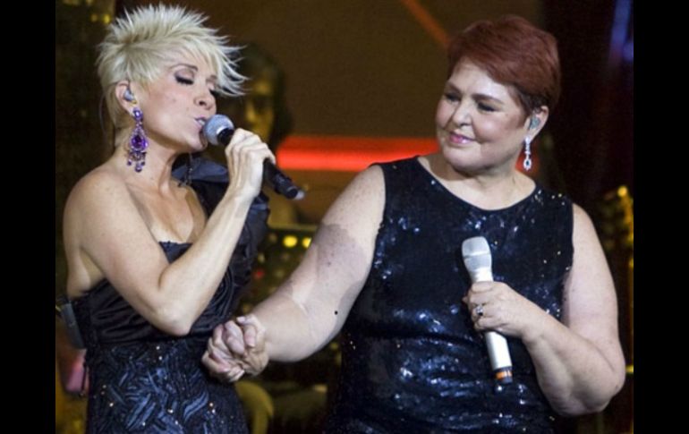 Las cantantes mexicanas Lupita D'Alessio y Yuri durante su gira ''Tour siempre amigas''. ESPECIAL /