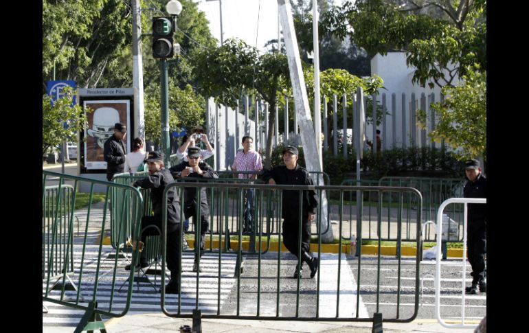 Fuera de la Expo Guadalajara hay soldados  y un dispositivo de seguridad inédito.  /