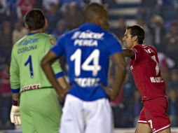 Pablo Velázquez (D) celebra la anotación con la que el Toluca sepultó toda aspiración del Cruz Azul. MEXSPORT /