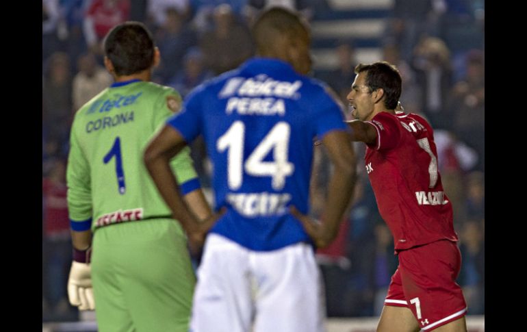 Pablo Velázquez (D) celebra la anotación con la que el Toluca sepultó toda aspiración del Cruz Azul. MEXSPORT /