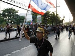 Manifestantes antigubernamentales se movilizan en distintas calles de Bangkok. EFE /