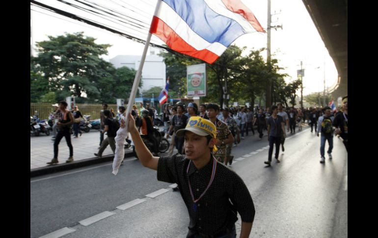 Manifestantes antigubernamentales se movilizan en distintas calles de Bangkok. EFE /