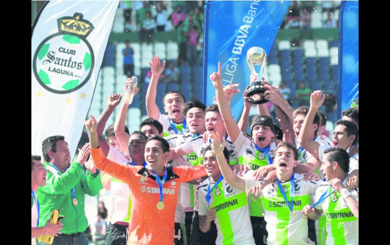 El empate favorecía al León, pero un gol en propia meta acabó con sus sueños y aupó a los de la Laguna al campeonato. MEXSPORT /