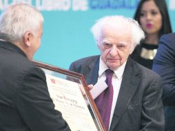 Bonnefoy comenzó a amar la literatura leyendo en la biblioteca de su abuelo, hoy es uno de los poetas más relevantes en lengua francesa  /