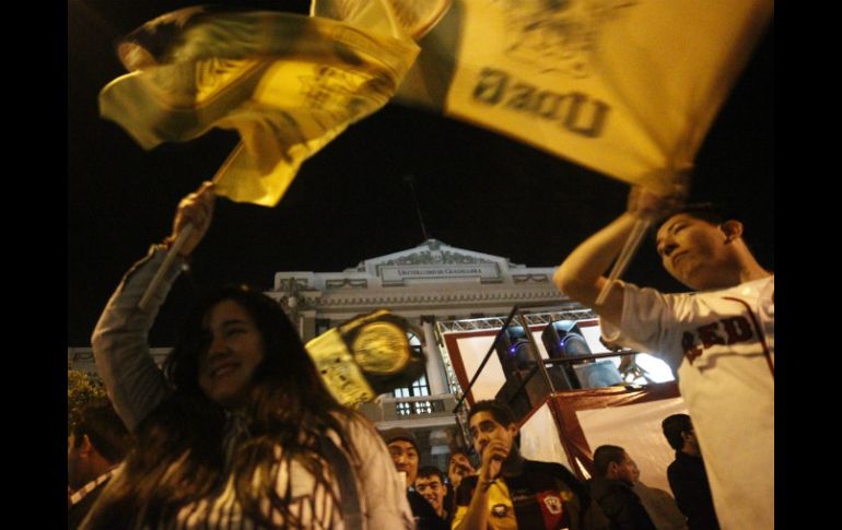 Querían ver a los Melenudos y no importó el frío, ni la hora, la gente aguardó por ellos.  /