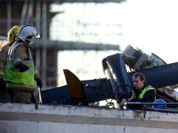 Los socorristas investigan entre los escombros para localizar a más personas. AP /