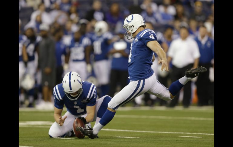 Vinatieri (D) empató una marca personal con cinco goles de campo anotados en un partido. AP /