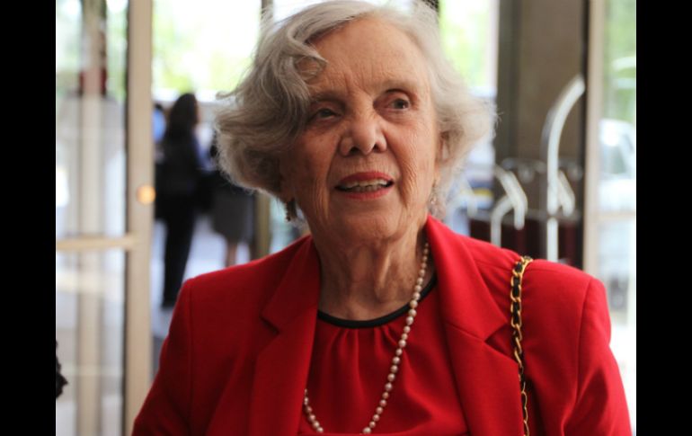 Vestida toda de color rojo, el cuerpo de Elena está aquí. La mente, parcialmente, también… le gustaría haber ido a una marcha en DF.  /