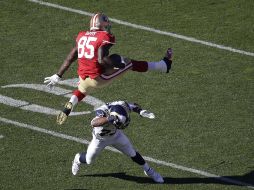 Vernon Davis (85) logró un salto espectacular para alcanzar la zona de anotación. AP /