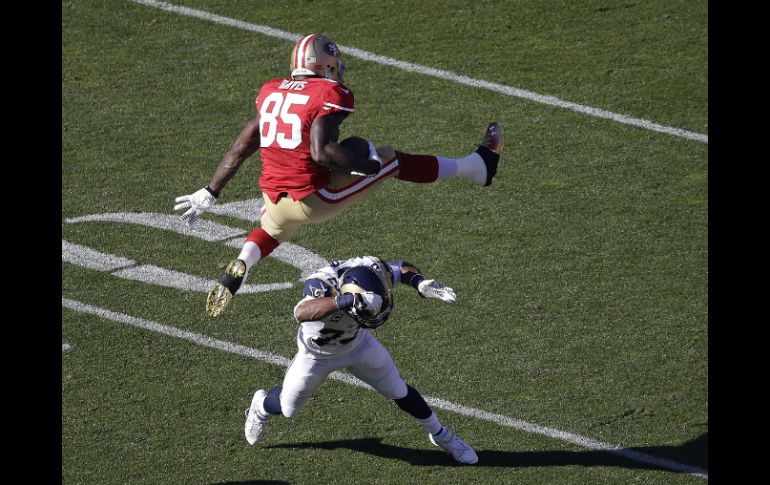 Vernon Davis (85) logró un salto espectacular para alcanzar la zona de anotación. AP /