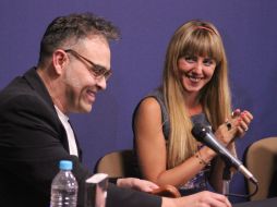 La escritora Maitena Aboitiz junto con el integrante de Café Tacvba Joselo durante la presentación del libro.  /