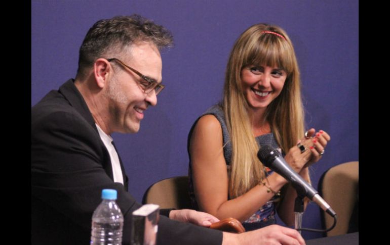 La escritora Maitena Aboitiz junto con el integrante de Café Tacvba Joselo durante la presentación del libro.  /