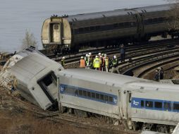 Un tren se descarriló en una curva pronunciada de la vía en el Bronx, Nueva York. AP /