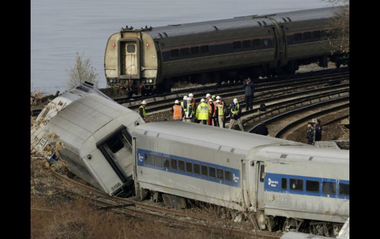 Un tren se descarriló en una curva pronunciada de la vía en el Bronx, Nueva York. AP /