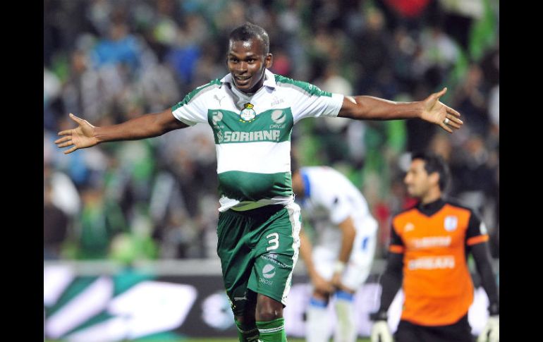 Carlos Quintero de Santos celebra tras anotar un gol ante Querétaro. EFE /