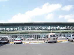 Entre las 12 terminales aéreas que agrupa GAP están los aeropuertos ubicados en las ciudades de Guadalajara (foto) y Tijuana. ESPECIAL /