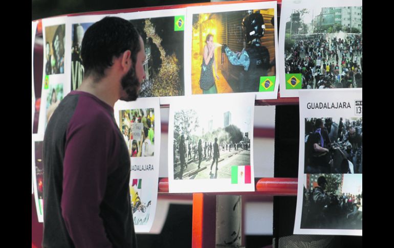 Parque Revolución. Un asistente al festival cultural observa un muro lleno de imágenes de la protesta del 1 de diciembre del año pasado  /