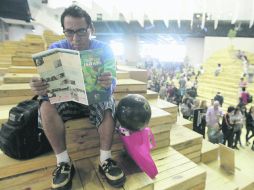 En las dunas. Los lectores descansan en el pabellón israelí.  /