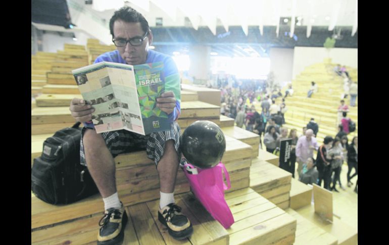 En las dunas. Los lectores descansan en el pabellón israelí.  /