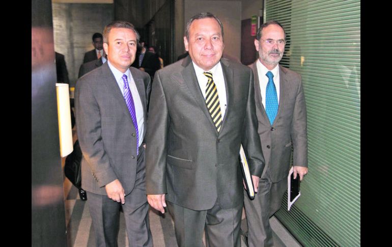 El líder del PRI César Camacho; PRD, Jesús Zambrano y del PAN, Gustavo Madero, al salir de una reunión. NTX /