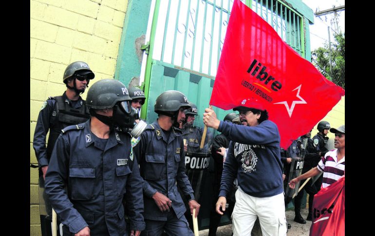 Alrededor de 100 policías antimotines custodiaron los portones del TSE; la movilización terminó sin incidentes. AP /