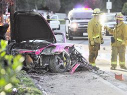 Así quedó el vehículo en el que viajaba el actor Paul Walker. Tras el impacto con un poste de luz y un árbol. ESPECIAL /