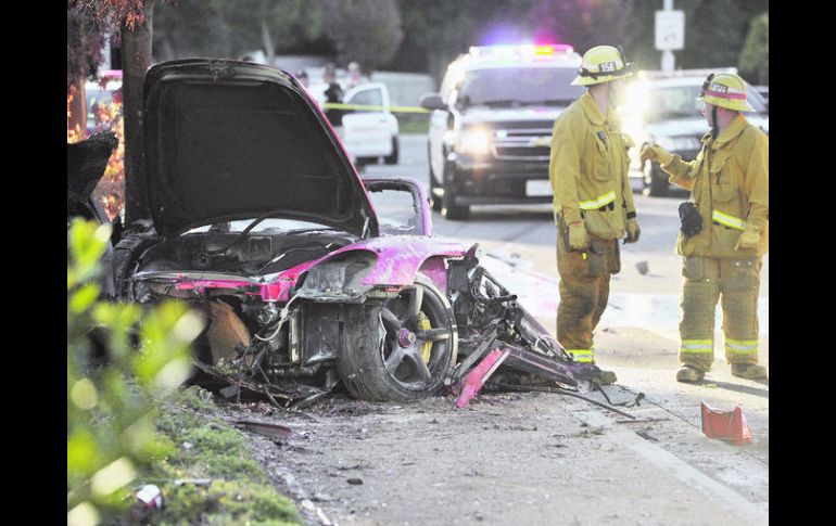 Así quedó el vehículo en el que viajaba el actor Paul Walker. Tras el impacto con un poste de luz y un árbol. ESPECIAL /