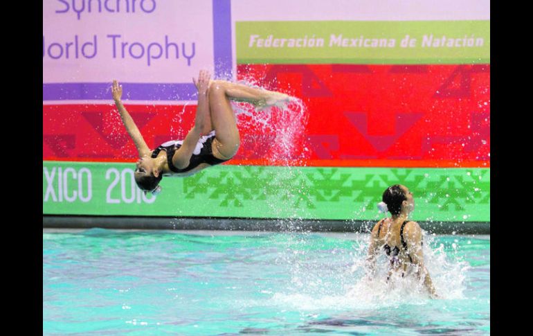 El equipo mexicano ejecuta su rutina durante la cuarta y última prueba del Trofeo Mundial de Nado Sincronizado.  /