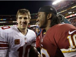 Eli Manning y Robert Griffith III después del partido AP /