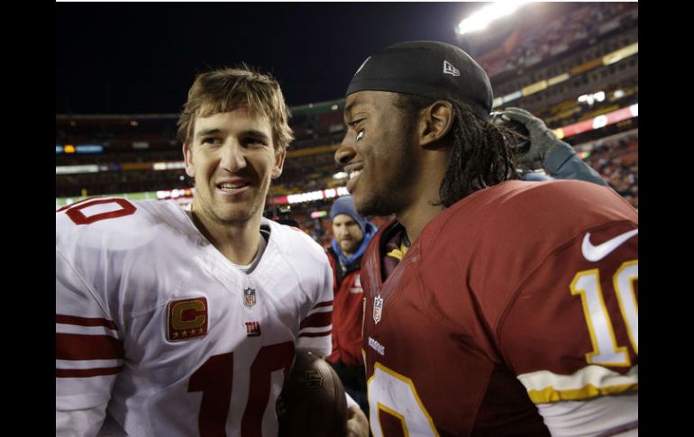 Eli Manning y Robert Griffith III después del partido AP /