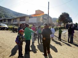 Los niños de tres escuelas que recuperó por la fuerza la semana pasada la CNTE reanudaron hoy lunes clases. ARCHIVO /