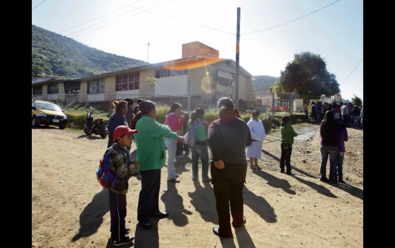 Los niños de tres escuelas que recuperó por la fuerza la semana pasada la CNTE reanudaron hoy lunes clases. ARCHIVO /