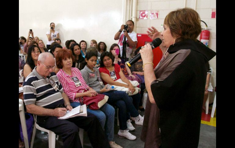 Marcia reunió a varias personas para anunciar su profecía. AFP /