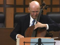 El violonchelista Carlos Prieto interpretando una sonata de Shostakóvich, de quien realizó un libro.  /