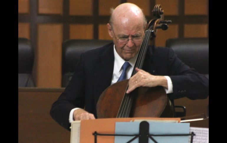 El violonchelista Carlos Prieto interpretando una sonata de Shostakóvich, de quien realizó un libro.  /