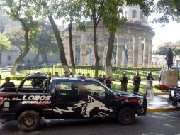 Mientras un grupo de comerciantes inconformes dialogan con autoridades, la policía se ha desplegado en el Centro tapatío.  /