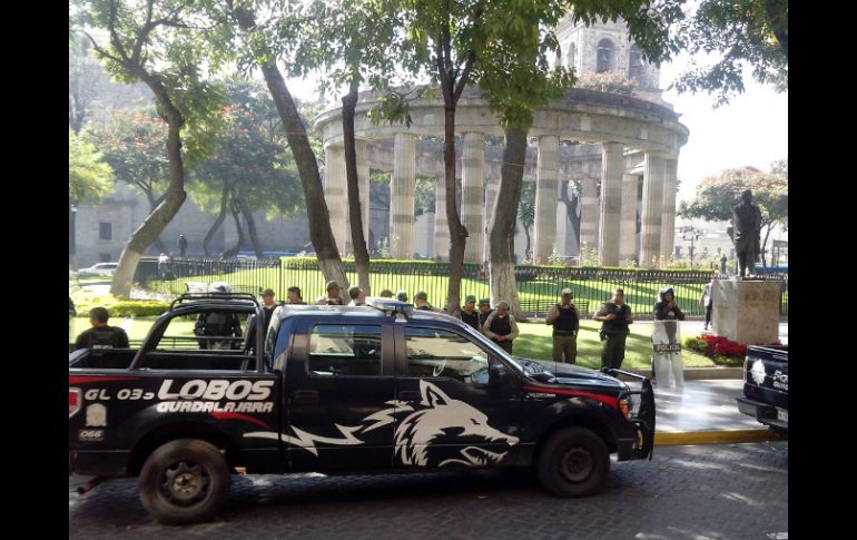 Mientras un grupo de comerciantes inconformes dialogan con autoridades, la policía se ha desplegado en el Centro tapatío.  /