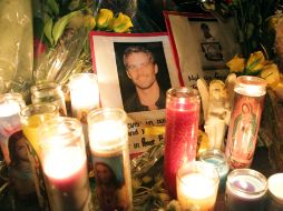 Fans de Paul Walker se reúnen en el lugar donde falleció el actor, para rendirle tributo. AFP /