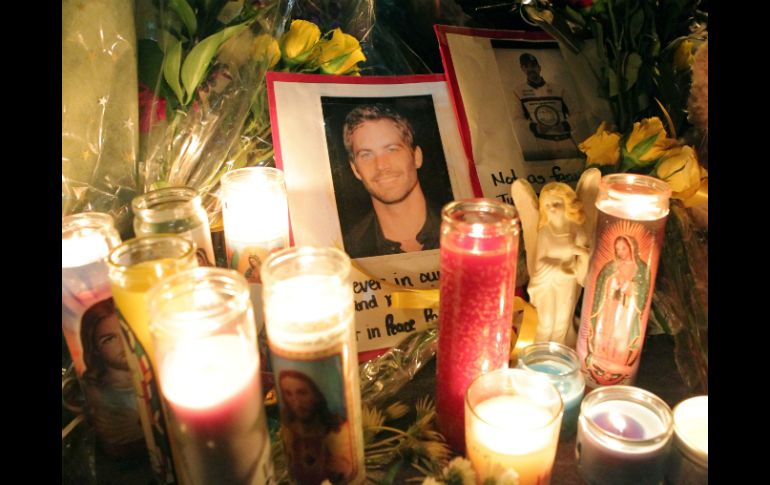 Fans de Paul Walker se reúnen en el lugar donde falleció el actor, para rendirle tributo. AFP /