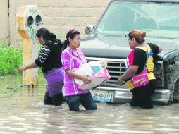 Retituyen dos mil 575 enseres a 375 familias afectadas por el fenómeno meteorológico. ARCHIVO /