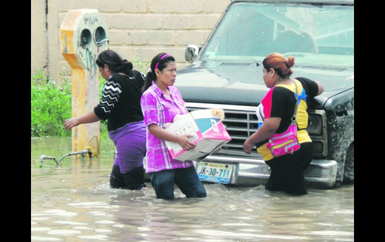 Retituyen dos mil 575 enseres a 375 familias afectadas por el fenómeno meteorológico. ARCHIVO /