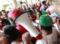 Cerca de 150 comerciantes protestaron frente a Palacio Municipal; piden que los dejen reinstalarse.  /